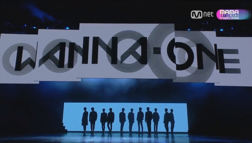 seventeen wanna one dot chay san khau toc tien bung no tai mama