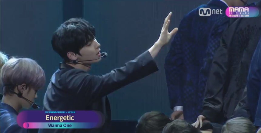 seventeen wanna one dot chay san khau toc tien bung no tai mama