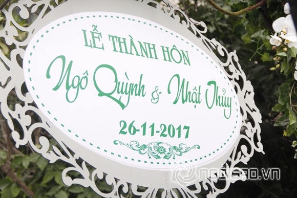 he lo khong gian tiec cuoi ben ho boi cua ca si nhat thuy va ong xa dien trai