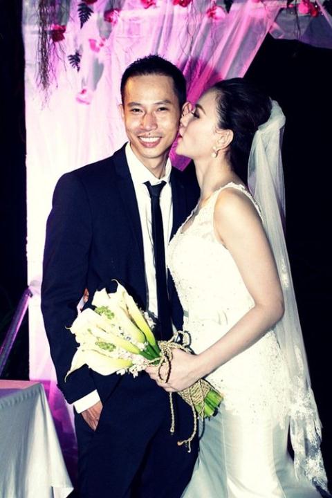thu thuy dang status day an y giua thoi diem xuat hien tin don da ly hon voi chong