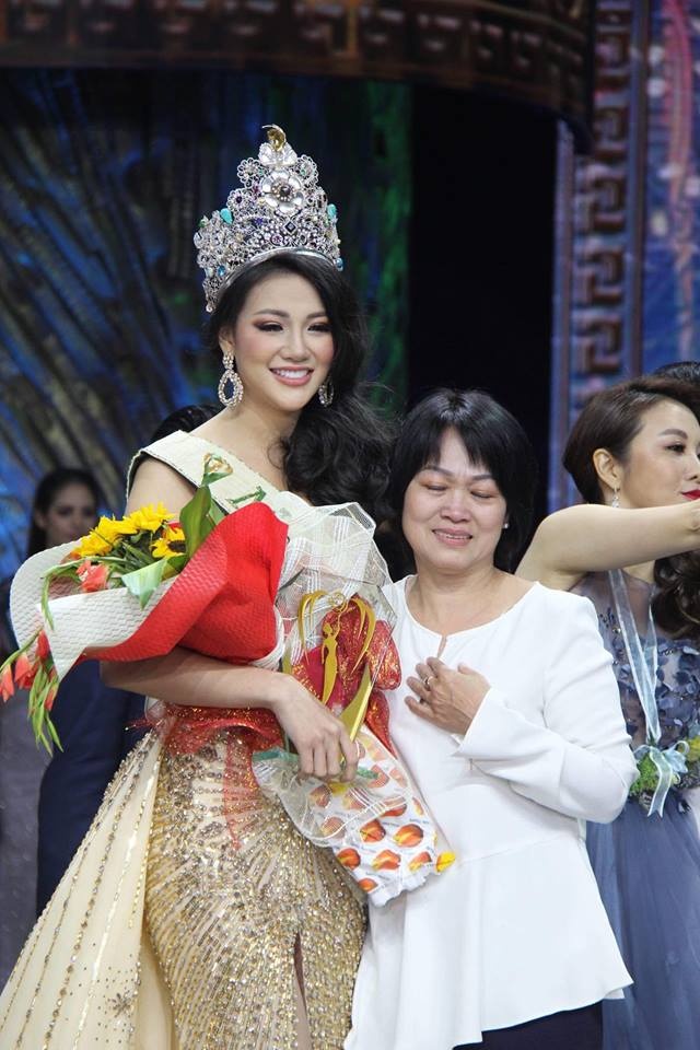 Sau đăng quang Hoa hậu Trái đất 2018, Phương Khánh gửi tâm thư xúc động tới mẹ sau dang quang hoa hau trai dat 2018 phuong khanh gui tam thu xuc dong toi me