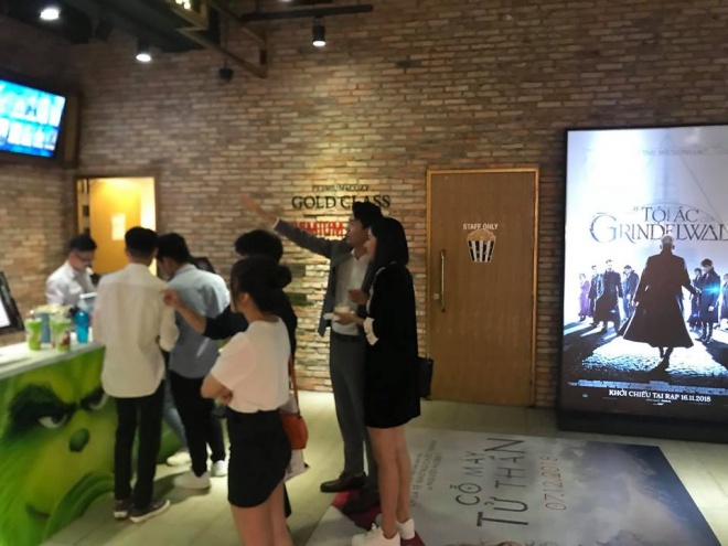 giua tin don tram cam nang nam em bi dang anh van vui ve di xem phim cung trai la