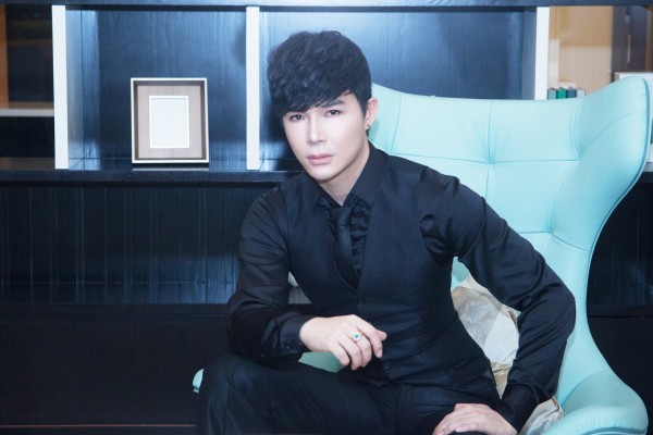 nathan lee len tieng ve viec khong nhan show vi qua giau