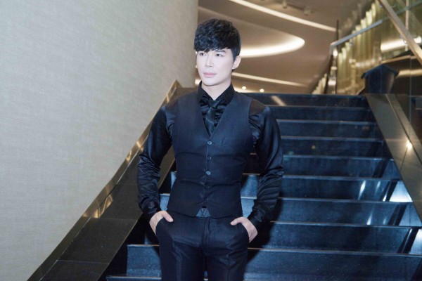 nathan lee len tieng ve viec khong nhan show vi qua giau