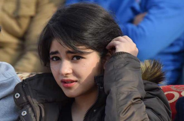 sao nu 17 tuoi an do zaira wasim livestream khi bi sam so hon 2 tieng tren may bay