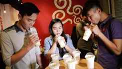 Trẻ Việt tiêu 900.000 đồng/tháng ăn vặt: Nuông chiều và vô cảm!