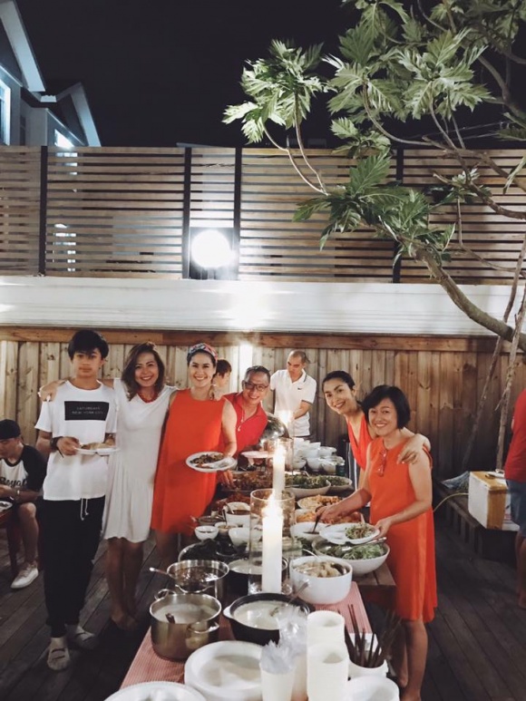 to chuc tiec noel som vo chong tang thanh ha vo tinh de lo mat con trai
