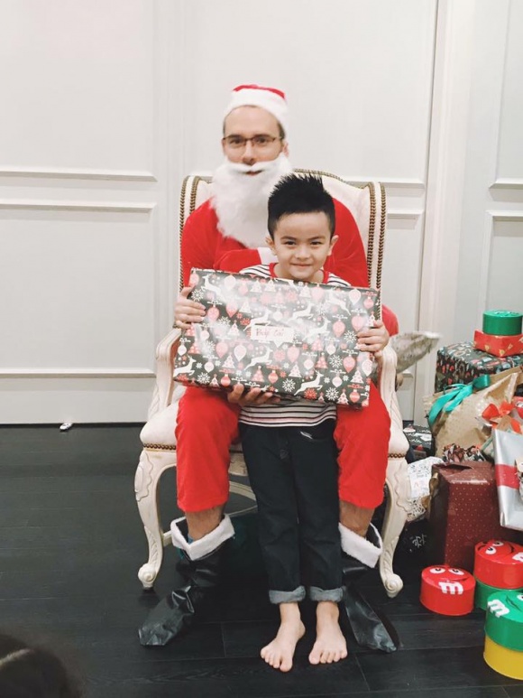 to chuc tiec noel som vo chong tang thanh ha vo tinh de lo mat con trai