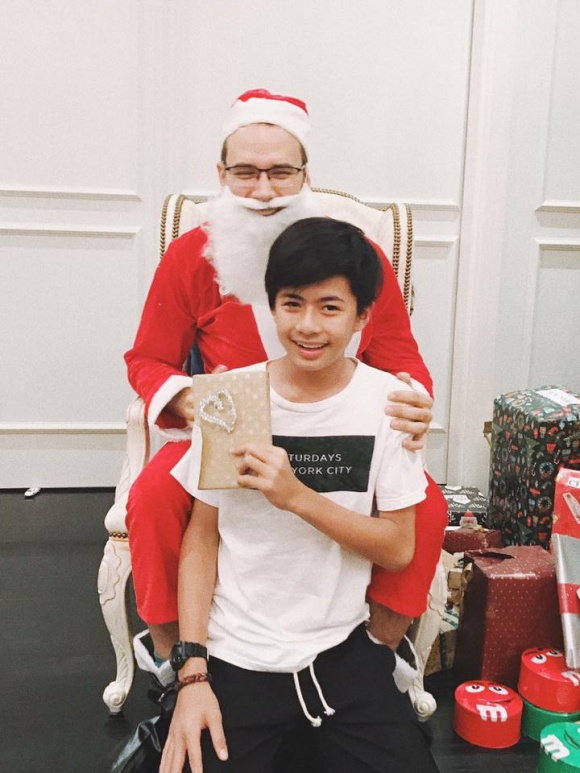 to chuc tiec noel som vo chong tang thanh ha vo tinh de lo mat con trai