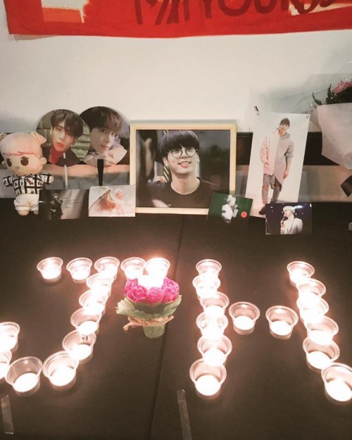 hang tram fan khoc thuong jonghyun shinee o buoi le tuong niem tai tphcm