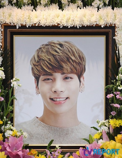 hang tram fan khoc thuong jonghyun shinee o buoi le tuong niem tai tphcm