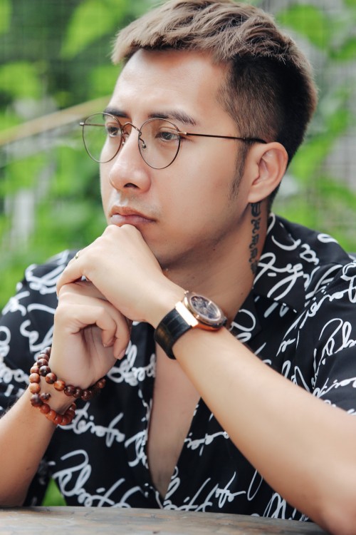 do hieu anh minh quan nen tap trung vao chuyen ra san pham thay vi nhan xet ve dan em