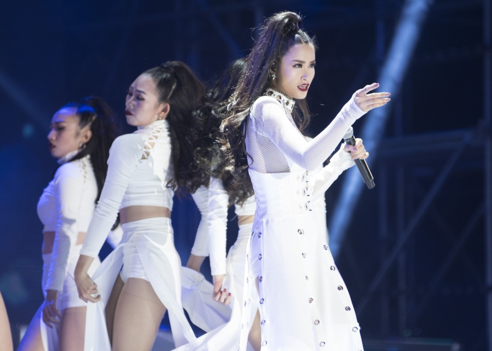 Những nghệ sĩ trẻ hàng đầu giữ vững phong độ trong năm 2017 nhung nghe si tre hang dau giu vung phong do trong nam 2017
