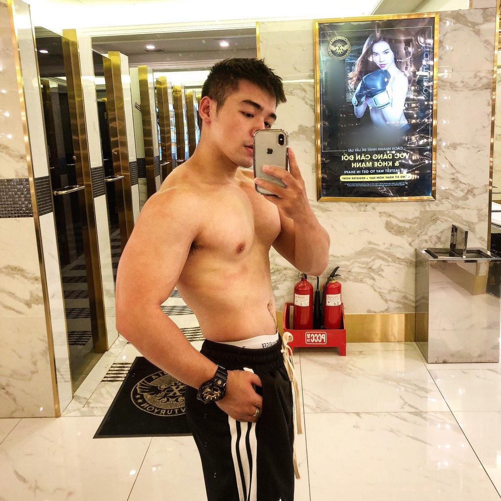 nu cuoi toa nang va than hinh vam vo cua anh chang gioi tinh thu 3 trong nguoi ay la ai tap 5