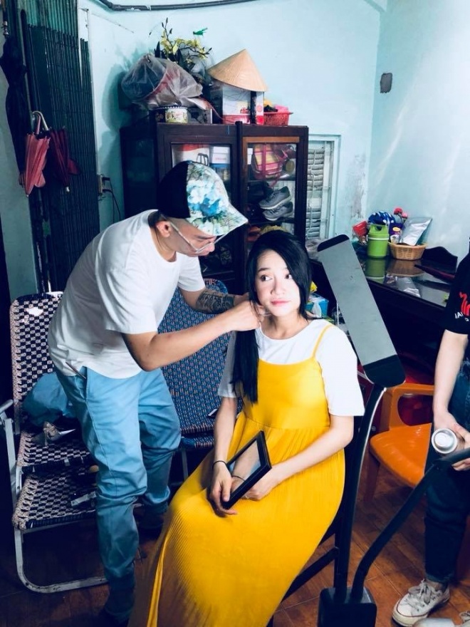 cuoi cung cung thay nha phuong be bung bau khenh khang quay quang cao cho dip tet cung truong giang