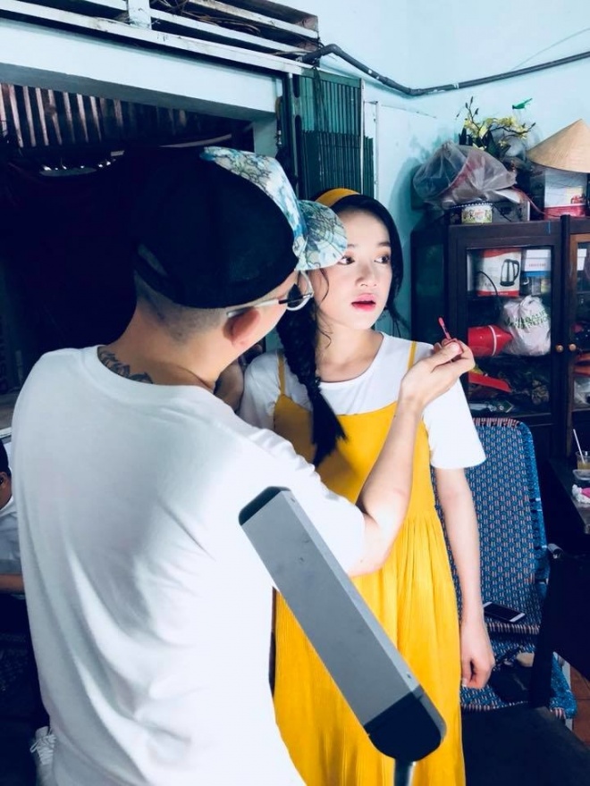 cuoi cung cung thay nha phuong be bung bau khenh khang quay quang cao cho dip tet cung truong giang