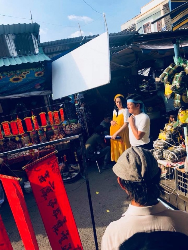 cuoi cung cung thay nha phuong be bung bau khenh khang quay quang cao cho dip tet cung truong giang