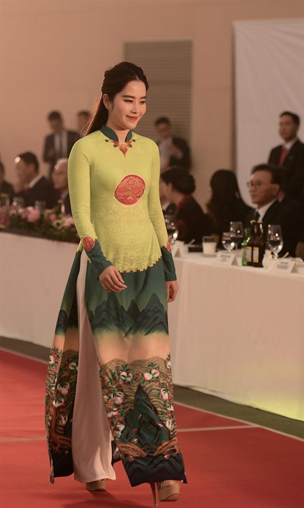 giua tin don mac benh tram cam do 2 nam em bat ngo tai xuat san catwalk than thai dinh cao
