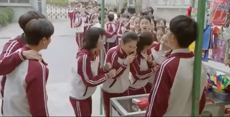 Sống không dũng cảm, uổng phí thanh xuân tập 10, 11, 12: Hoa Bưu cứu Dương Tịch khỏi tên biến thái song khong dung cam uong phi thanh xuan tap 10 11 12 hoa buu cuu duong tich khoi ten bien thai