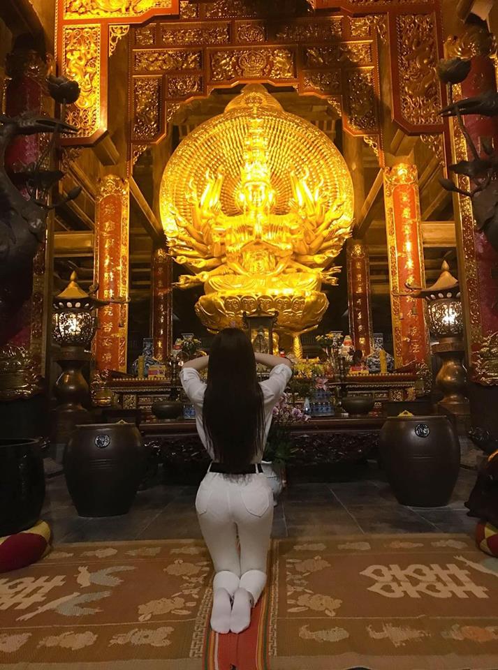 dang anh di chua sam hoi thu dung bi cong dong mang nem da du xay biet thu