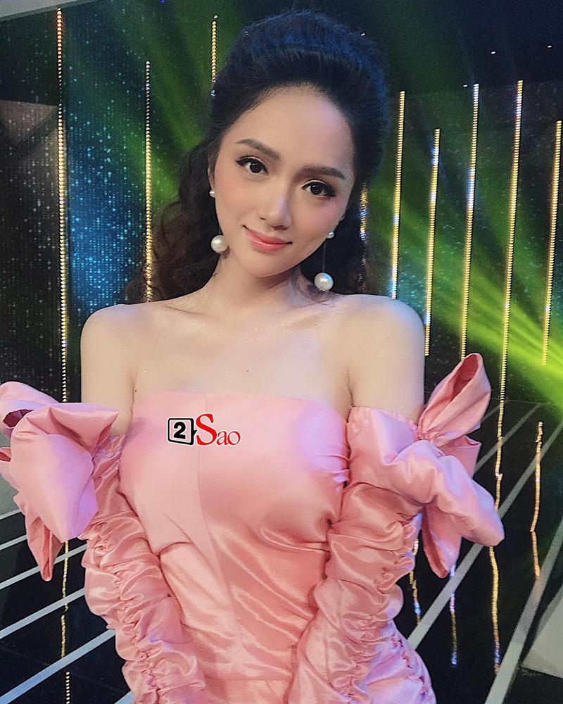 Hương Giang Idol lộ phần ngực méo mó trong hậu trường chụp ảnh chuẩn bị cho Miss International Queen 2019 huong giang idol lo phan nguc meo mo trong hau truong chup anh chuan bi cho miss international queen 2019