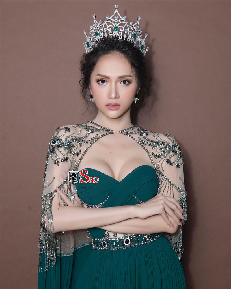 Hương Giang Idol lộ phần ngực méo mó trong hậu trường chụp ảnh chuẩn bị cho Miss International Queen 2019 huong giang idol lo phan nguc meo mo trong hau truong chup anh chuan bi cho miss international queen 2019