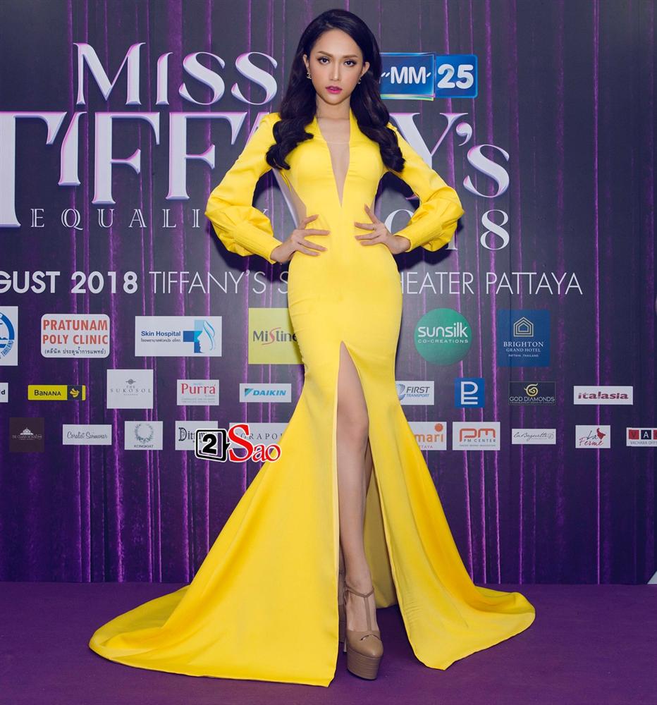 Hương Giang Idol lộ phần ngực méo mó trong hậu trường chụp ảnh chuẩn bị cho Miss International Queen 2019 huong giang idol lo phan nguc meo mo trong hau truong chup anh chuan bi cho miss international queen 2019