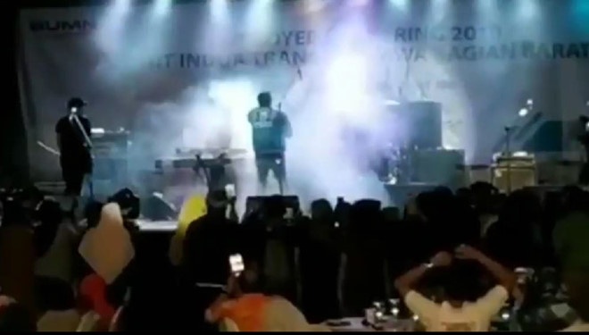 nhom nghe si indonesia bi song than cuon di khi dang bieu dien