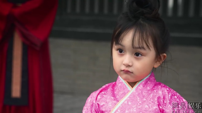 1001 biểu cảm đáng yêu ngoài đời của thiên thần nhí 'Minh Lan truyện' 1001 bieu cam dang yeu ngoai doi cua thien than nhi minh lan truyen