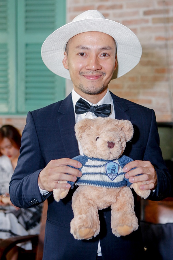 dan ban gai tin don toan chan dai cua rapper dinh tien dat