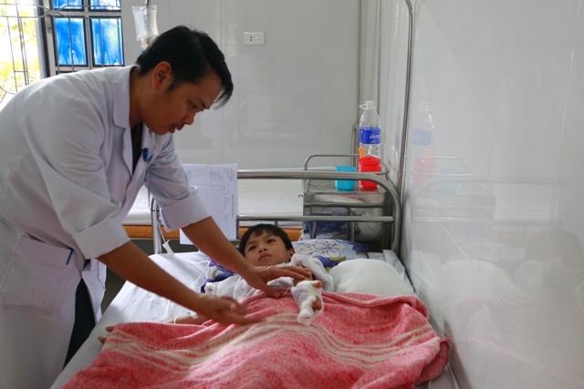 ha tinh choi phao tu che be trai 8 tuoi bi no nat ban tay trai
