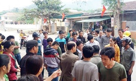 nghe an pho chu tich xa bi con nghien tan cong truoc cong tru so