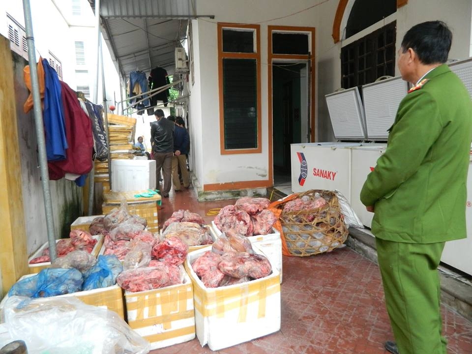 ha tinh thu giu 12 tan thuc pham ban sap bay ban trong dip tet