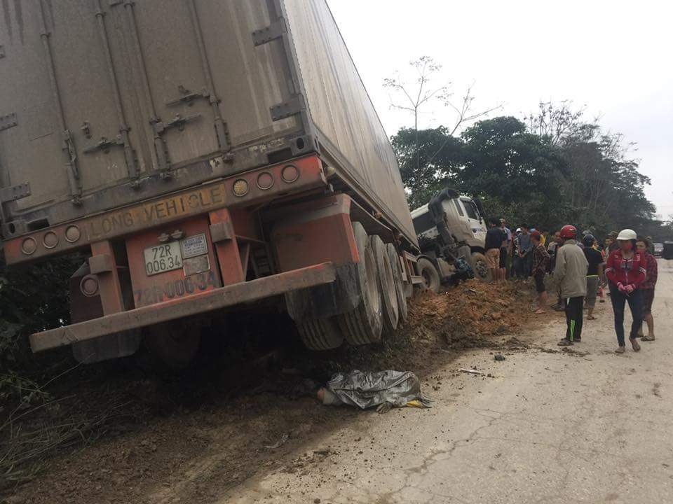 ha tinh bi cuon vao gam container hai nguoi di xe may tu vong