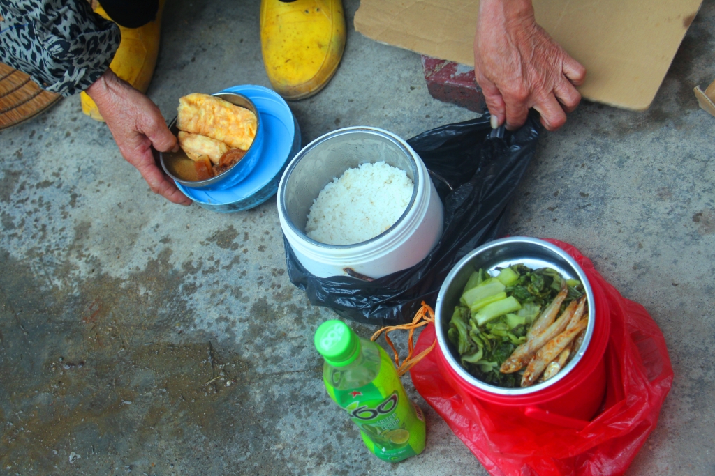 ha tinh tet buon voi nhung phan doi xa bien len can muu sinh