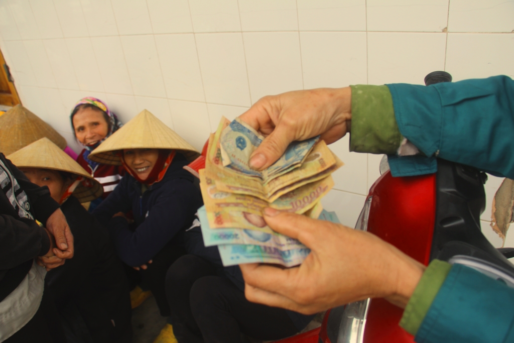 ha tinh tet buon voi nhung phan doi xa bien len can muu sinh
