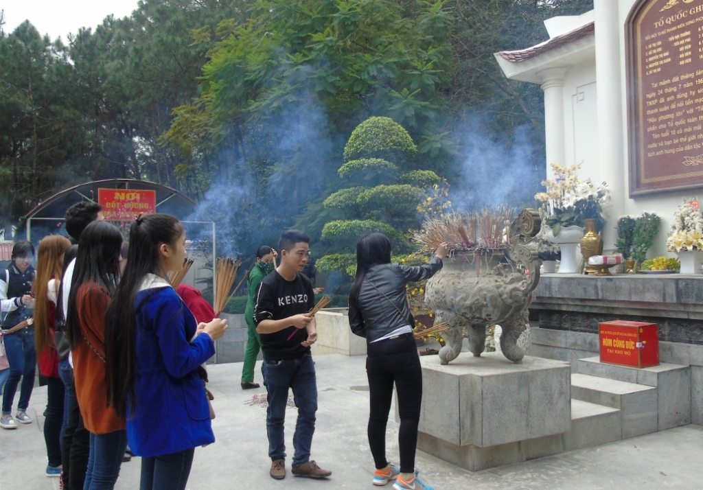 dau nam hang ngan luot khach do ve nga ba dong loc