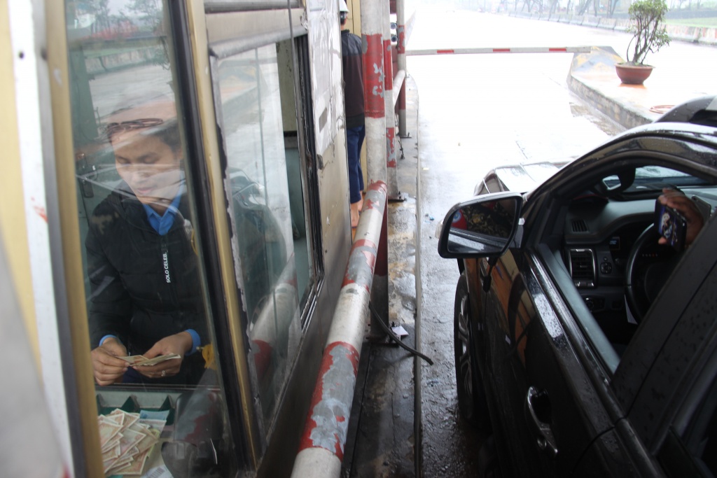 tai xe khong qua duoc tram bot cau rac vi nhan vien tu choi tien xu menh gia 500 dong