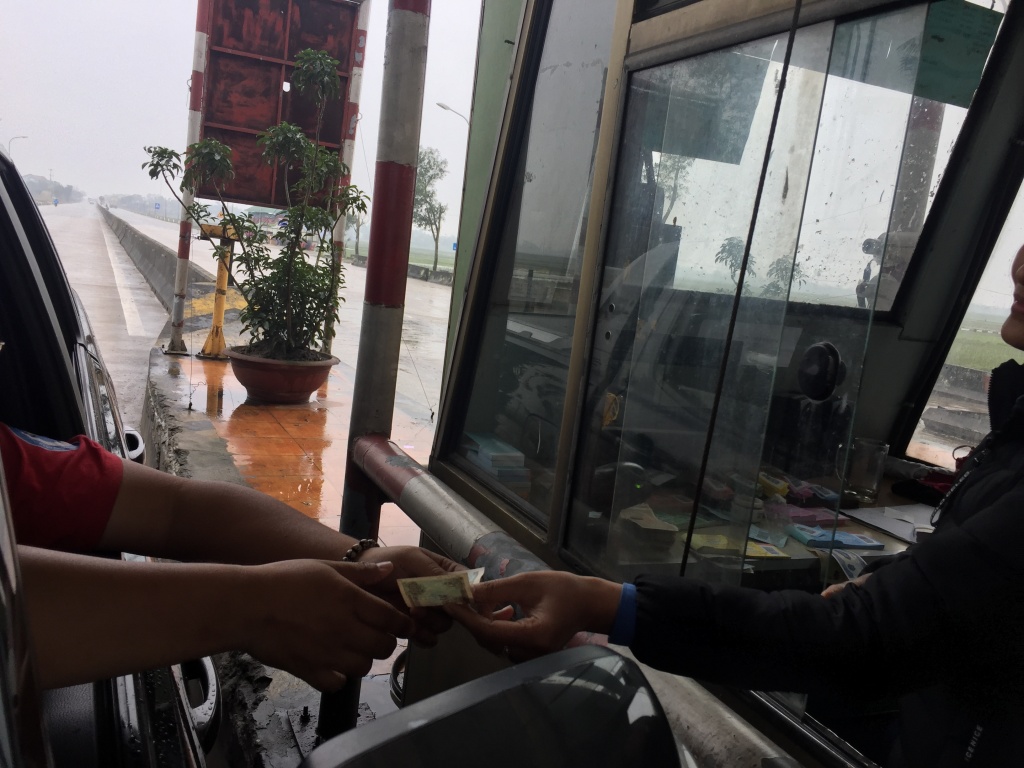 tai xe khong qua duoc tram bot cau rac vi nhan vien tu choi tien xu menh gia 500 dong