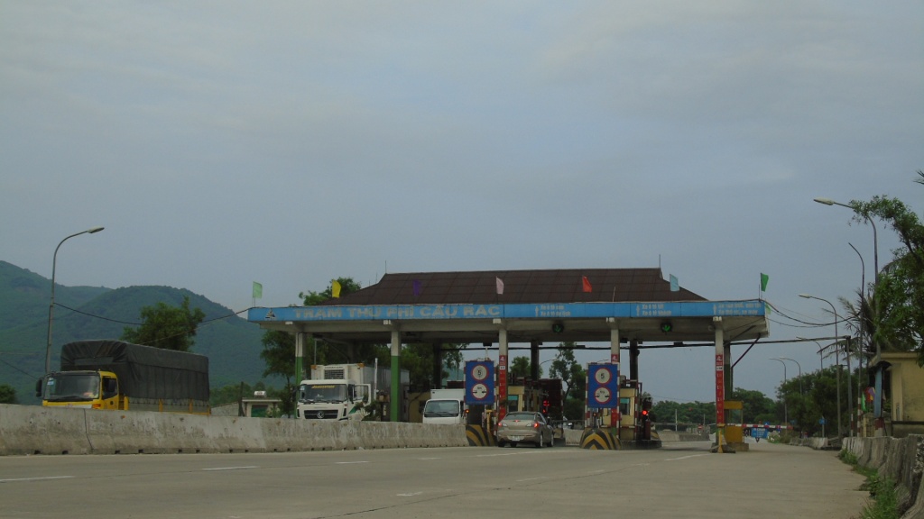 tai xe khong qua duoc tram bot cau rac vi nhan vien tu choi tien xu menh gia 500 dong