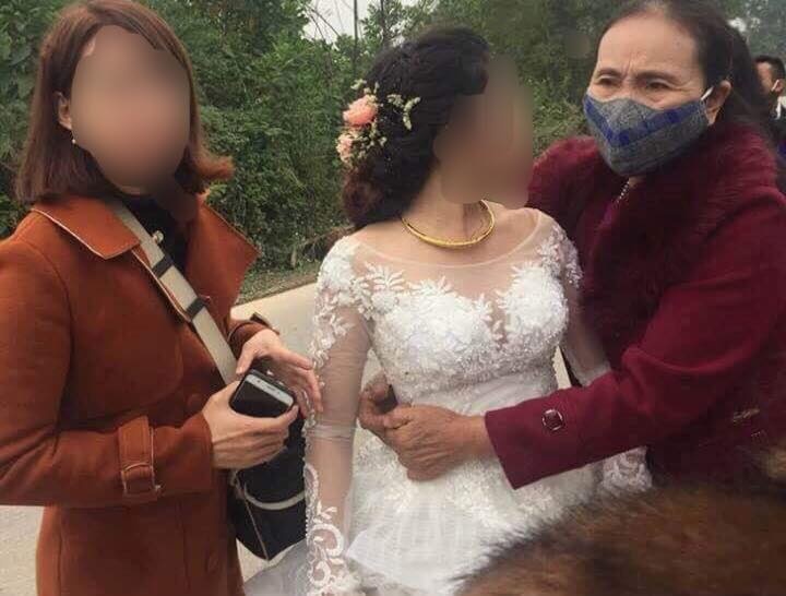 xe hoa lat xuong ve duong quan vien hai ho nhao nhac cuu co dau va chu re