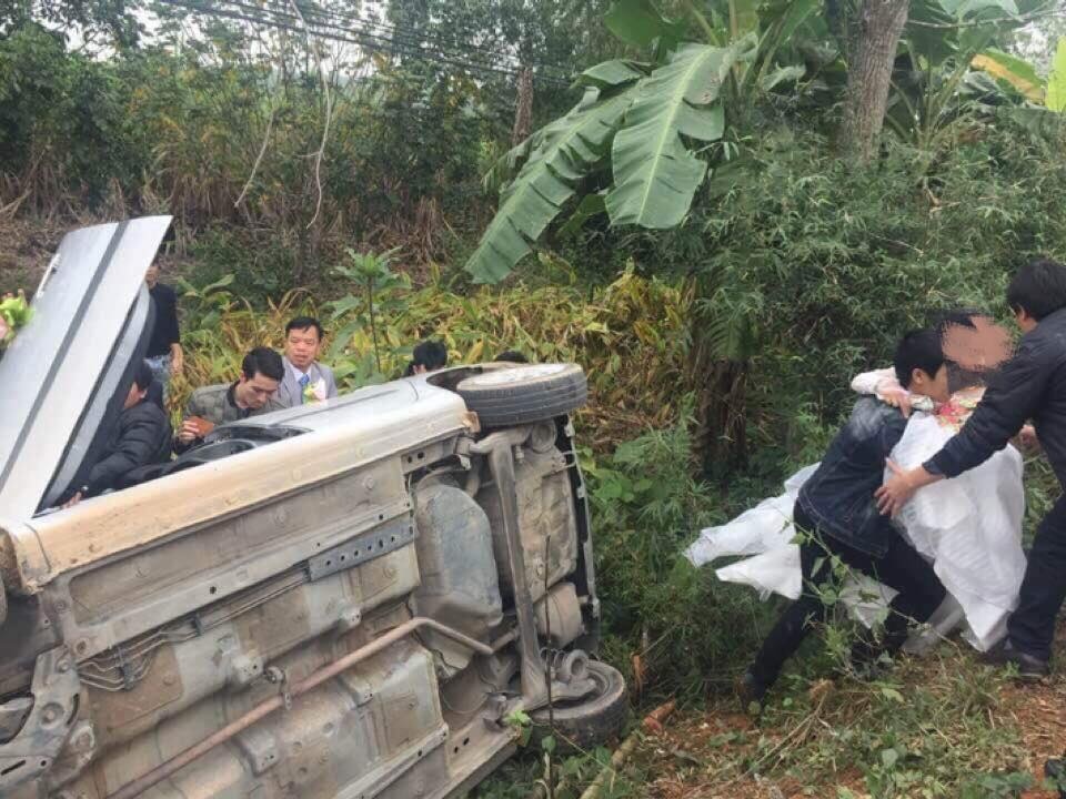 xe hoa lat xuong ve duong quan vien hai ho nhao nhac cuu co dau va chu re