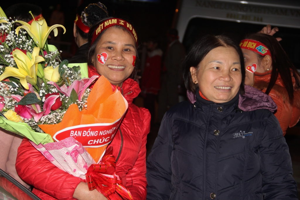 nguoi dan doi mua ret xuong duong vinh danh cac cau thu