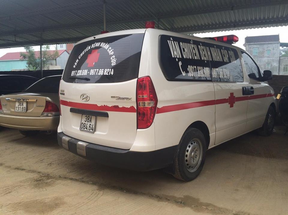 ha tinh lanh dao dung xe cuu thuong di lai benh nhan bi xe tu ep gia