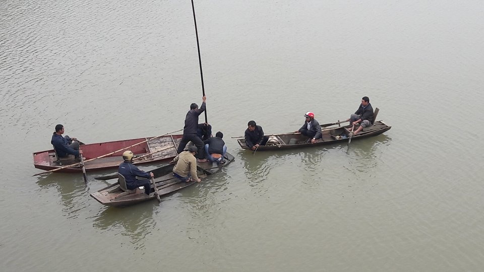 ha tinh bao ban dung xe nam hoc sinh nhay xuong song tu tu