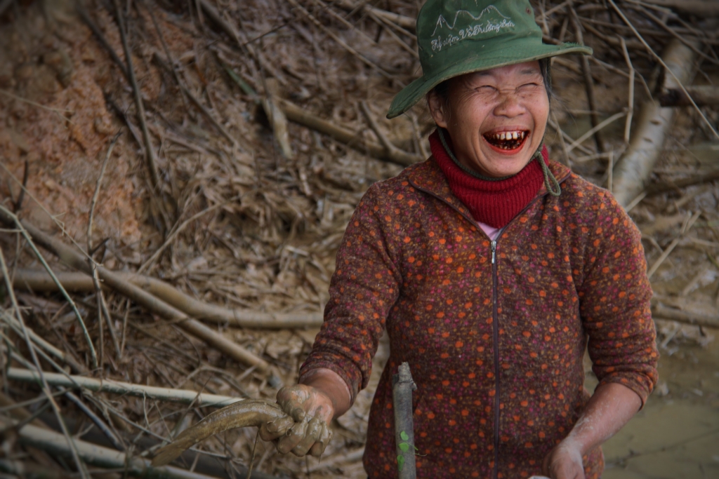 lanh thau xuong dan dam minh giua bun bat ca bang tay khong