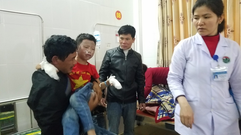 ha tinh 7 hoc sinh nhap vien do binh gas phat no o hoi cho xuan to chuc trong truong