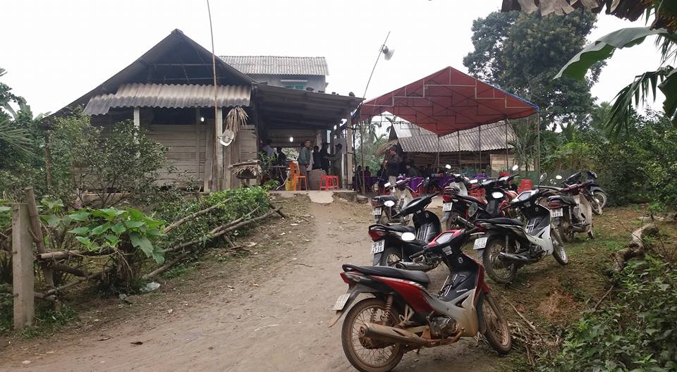 dang ngoi uong ruou mung 2 tet nam thanh nien bi nhom con do xong vao nha danh tu vong