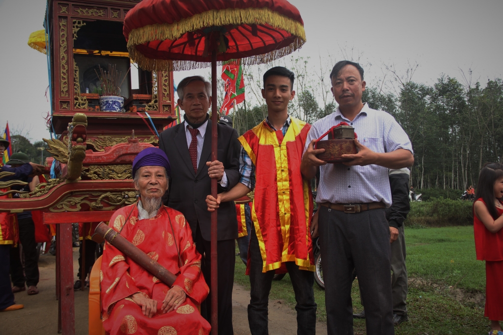 tan mat chiem nguong bau vat voi vang vua ham nghi ban tang