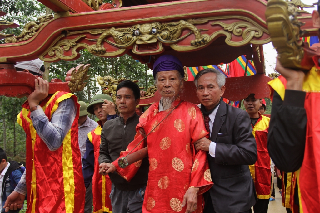 tan mat chiem nguong bau vat voi vang vua ham nghi ban tang